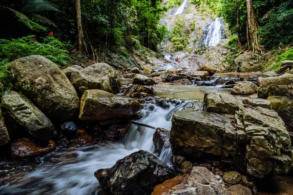 景观自然森林小山瀑布。 我不知道你在说什么。 旅行的天性 旅行放松。 百合瀑布。 在克拉比的淮东瀑布 旅游自然，旅游放松，步行森林，旅游泰国. — 图库照片