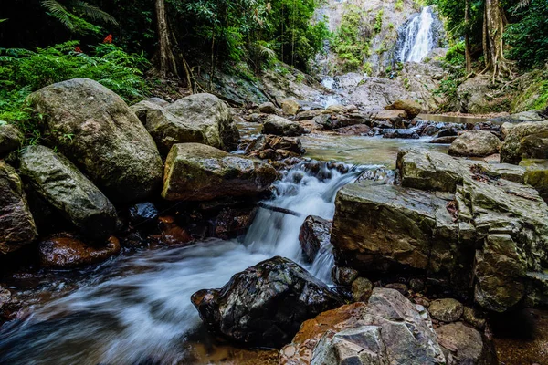 景观自然森林小山瀑布。 我不知道你在说什么。 旅行的天性 旅行放松。 百合瀑布。 在克拉比的淮东瀑布 旅游自然，旅游放松，步行森林，旅游泰国. — 图库照片