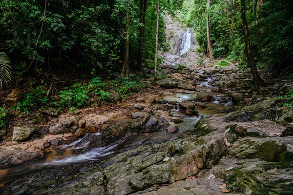 景观自然森林小山瀑布。 我不知道你在说什么。 旅行的天性 旅行放松。 百合瀑布。 在克拉比的淮东瀑布 旅游自然，旅游放松，步行森林，旅游泰国. — 图库照片