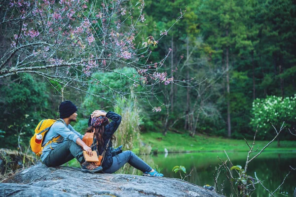 Turistas pareja asiática sentada comer fideos en la plataforma de madera y buscando vista panorámica de las hermosas montañas de la naturaleza en Ban Jabo, Mae Hong Son, Tailandia . —  Fotos de Stock