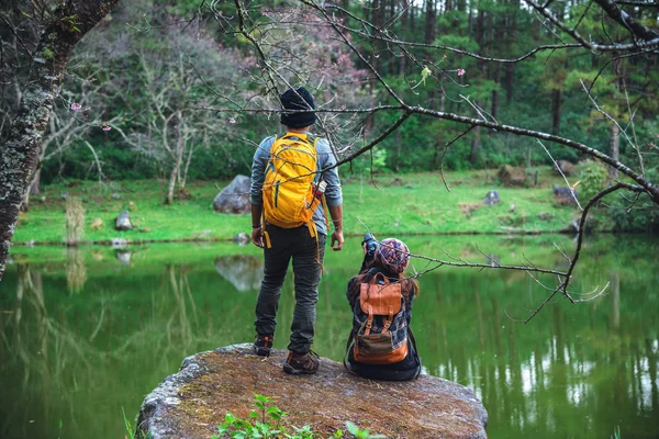 Casais asiáticos, relaxe de férias. viajar natureza tirar fotografias sakura rosa . — Fotografia de Stock