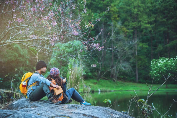 Los amantes viajan para ver los cerezos de las parejas asiáticas. Feliz con el viaje de luna de miel, San Valentín . — Foto de Stock