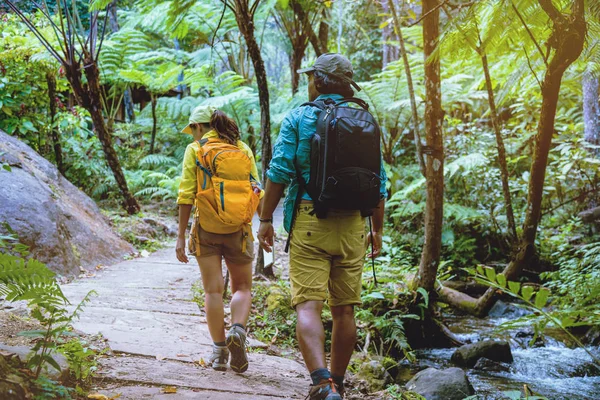 Milenka žena a muž asijské cestování nature.Travel relaxovat. Procházky a studium přírody v lese. Thajsko — Stock fotografie