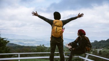 Aşıklar, doğal dağ bakış açısıyla rahatlar ve kış yolculuklarının bir kaydını tutarlar..