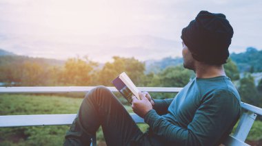 Gezgin adam kitap okuyor. Doğayı geziyor. Kuzeydeki temiz havada, Tayland 'daki Chiang Mai' de..