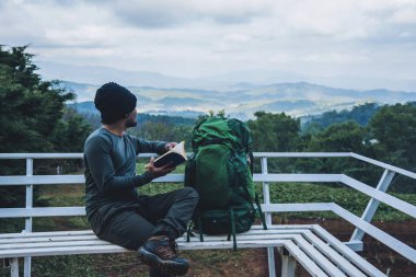 Gezgin adam kitap okuyor. Doğayı geziyor. Kuzeydeki temiz havada, Tayland 'daki Chiang Mai' de..