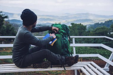 Gezgin adam kitap okuyor. Doğayı geziyor. Kuzeydeki temiz havada, Tayland 'daki Chiang Mai' de..