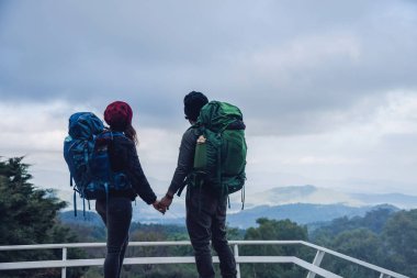 Asyalı çiftler kışın doğayı gezerler. Rahat ol. Tayland 'da doi inthanon kırsalında doğal temas.