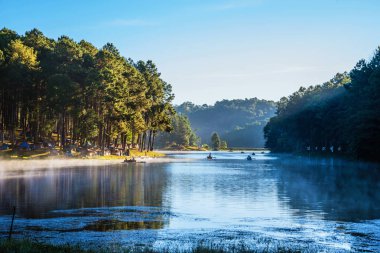 Kamp yapmak ve seyahat etmek Pang Ung Gölü 'nün güzel manzarası gün doğumunda sisli..