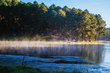 Kamp yapmak ve seyahat etmek Pang Ung Gölü 'nün güzel manzarası gün doğumunda sisli..