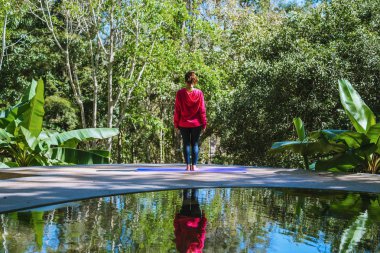 Genç kız, dinlenen vücut, yoga egzersizi. Ulusal Park 'taki kaplıcalar, Sıcak Bahar seyahatleri, dinlenme ve havuzda egzersiz..