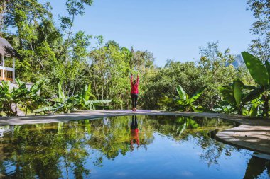 Ayakta dinlenen vücut, yoga egzersizi. Ulusal Park 'ta kaplıcalar, Sıcak Bahar' da doğa gezileri, dinlenme ve havuzda egzersiz..