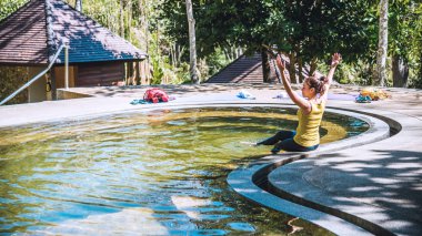Havuz kaplıcalarında dinlenen Asyalı kadın, Ulusal Park 'taki Kaplıcalar ve Doğal Maden Suyu.