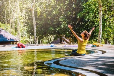 Havuz kaplıcalarında dinlenen Asyalı kadın, Ulusal Park 'taki Kaplıcalar ve Doğal Maden Suyu.