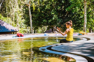 Havuz kaplıcalarında dinlenen Asyalı kadın, Ulusal Park 'taki Kaplıcalar ve Doğal Maden Suyu.