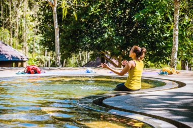 Havuz kaplıcalarında dinlenen Asyalı kadın, Ulusal Park 'taki Kaplıcalar ve Doğal Maden Suyu.