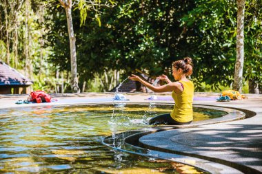 Havuz kaplıcalarında dinlenen Asyalı kadın, Ulusal Park 'taki Kaplıcalar ve Doğal Maden Suyu.