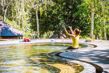 Tayland 'da bir havuz kaplıcasında bir kız, Doğal Maden Suyu, Ulusal Park' ta kaplıcalar, Sıcak Bahar 'da doğa yolculuğu
