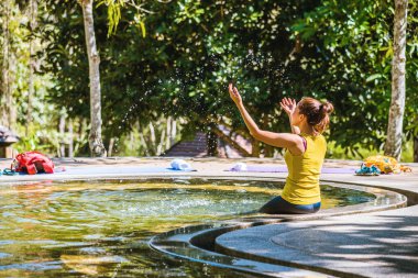 Tayland 'da bir havuz kaplıcasında bir kız, Doğal Maden Suyu, Ulusal Park' ta kaplıcalar, Sıcak Bahar 'da doğa yolculuğu