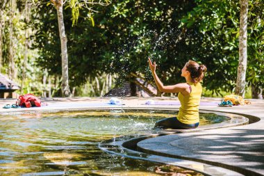 Tayland 'da bir havuz kaplıcasında bir kız, Doğal Maden Suyu, Ulusal Park' ta kaplıcalar, Sıcak Bahar 'da doğa yolculuğu