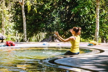 Tayland 'da bir havuz kaplıcasında bir kız, Doğal Maden Suyu, Ulusal Park' ta kaplıcalar, Sıcak Bahar 'da doğa yolculuğu