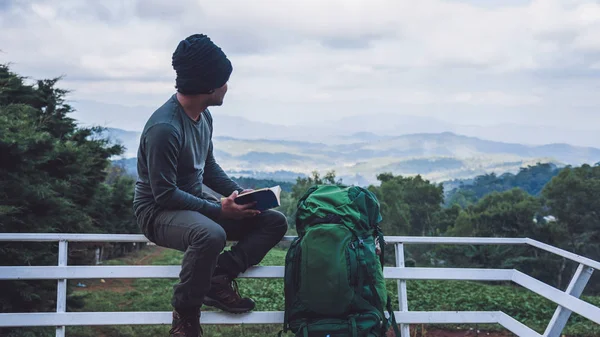 Člověk cestovatel čte knihu cestuje přírodou na horách na čerstvém vzduchu na severu, Chiang Mai v Thajsku. — Stock fotografie