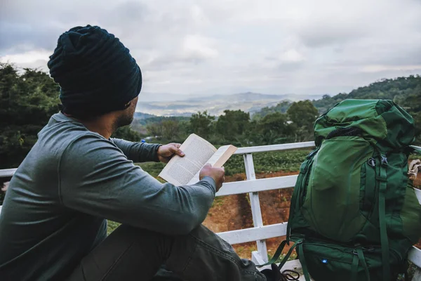Člověk cestovatel čte knihu cestuje přírodou na horách na čerstvém vzduchu na severu, Chiang Mai v Thajsku. — Stock fotografie