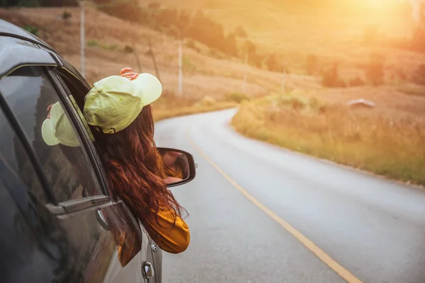 亚洲女性在假期里旅游放松。驾驶一辆快乐旅行的汽车. — 图库照片