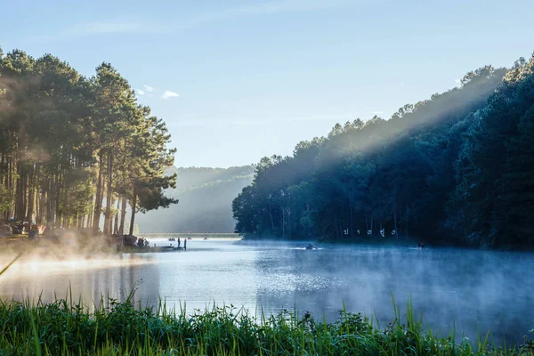 Ταξίδι Beautiful φύση πανοραμική θέα της λίμνης Pang Ung στην ομίχλη κατά την ανατολή. — Φωτογραφία Αρχείου