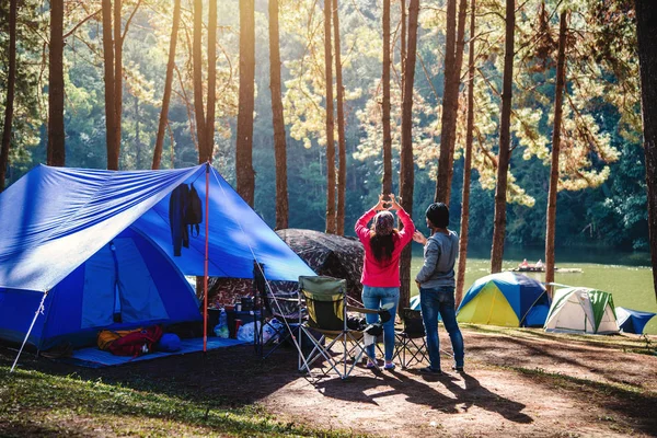 Aziatisch paar reizen natuur camping op de berg zie het meer in de mist bij zonsopgang bij Pang Ung, Mae Hong Son, Thailand. — Stockfoto