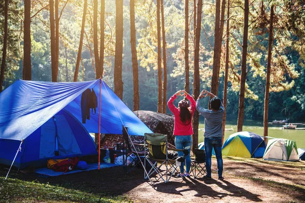 Asyalı çift, dağda kamp yaparken Pang Ung, Mae Hong Son, Tayland 'da sabah vakti sisli gölü görüyor.. — Stok fotoğraf