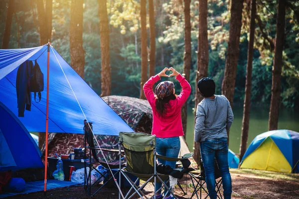 Amantes mulheres e homens asians.camping na montanha ver o lago na névoa ao nascer do sol da manhã em Pang Ung, província Mae Hong Son, Tailândia . — Fotografia de Stock