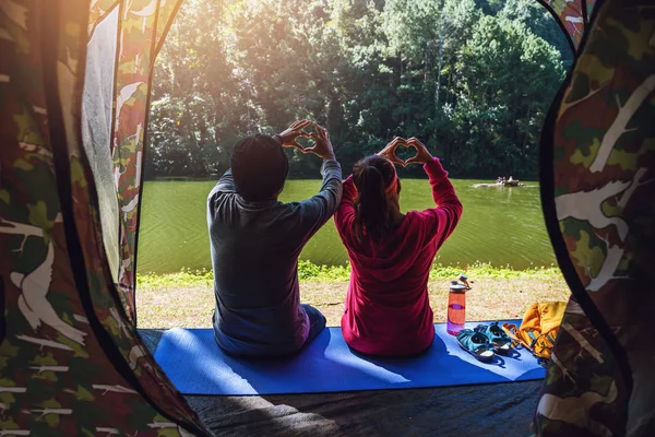 Casal viagens camping tendas em floresta de pinheiros junto ao lago em Pang Oung Lake Mae hong filho, Tailândia . — Fotografia de Stock