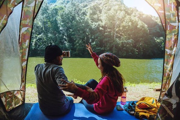 Casal viagens camping tendas em floresta de pinheiros junto ao lago em Pang Oung Lake Mae hong filho, Tailândia . — Fotografia de Stock