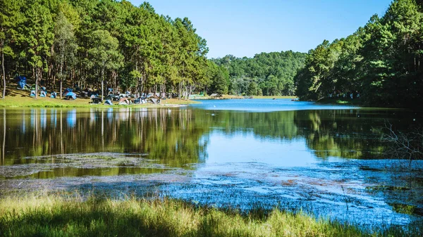 Το όμορφο φυσικό τοπίο της λίμνης σε pang ung, mae hong γιος στην Ταϊλάνδη. — Φωτογραφία Αρχείου