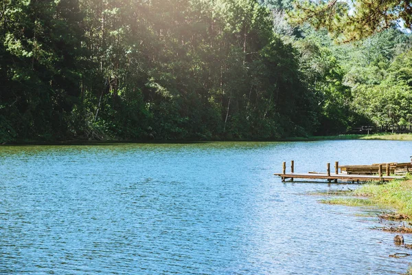 Το όμορφο φυσικό τοπίο της λίμνης σε pang ung, mae hong γιος στην Ταϊλάνδη. — Φωτογραφία Αρχείου