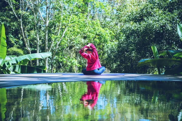Fiatal nő utazás természet ő áll gyakorlat a medencénél pihentető, Gondolatok ázsiai nő a víz felszínén. — Stock Fotó