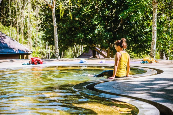 Havuz kaplıcalarında dinlenen Asyalı kadın, Ulusal Park 'taki Kaplıcalar ve Doğal Maden Suyu.