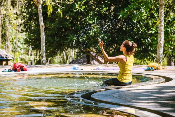 Tayland 'da bir havuz kaplıcasında bir kız, Doğal Maden Suyu, Ulusal Park' ta kaplıcalar, Sıcak Bahar 'da doğa yolculuğu