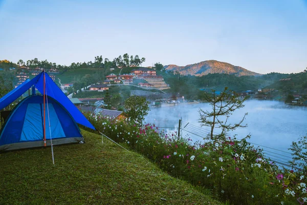 Het concept van het opzetten van een bergkamp, Camping Tent, Reizen ontspannen. Landschappen, natuur, mist aanraking in Thailand. — Stockfoto