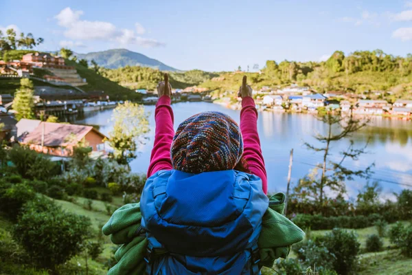 Meisje met rugzak staan kijken uit naar een prachtig uitzicht in het meer. Toeristische reiziger op zoek naar zonlicht op de bergen. Theeplantage in Mae Hong Son. — Stockfoto