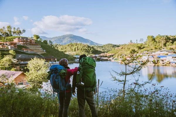 Amantes mulheres e homens asiáticos viajar relaxar no feriado. Levante-se olhando paisagem nas montanhas. Feliz com turismo relaxante . — Fotografia de Stock