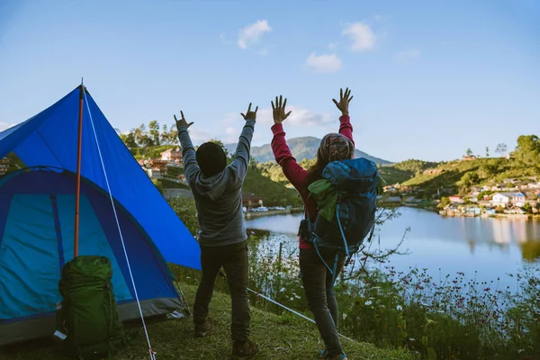 Coppia asiatica Campi di montagna nei villaggi rurali, vicino al lago, idee viaggio, campeggio, vacanza rilassante.in Thailandia — Foto Stock