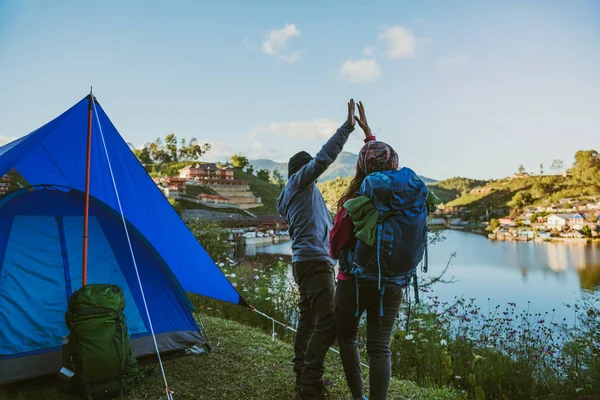 Coppia asiatica Campi di montagna nei villaggi rurali, vicino al lago, idee viaggio, campeggio, vacanza rilassante.in Thailandia — Foto Stock