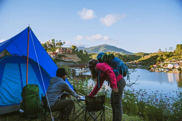 Paar Genieten van Camping Holiday In Countryside.Camp in de bergen in de buurt van het meer. — Stockfoto