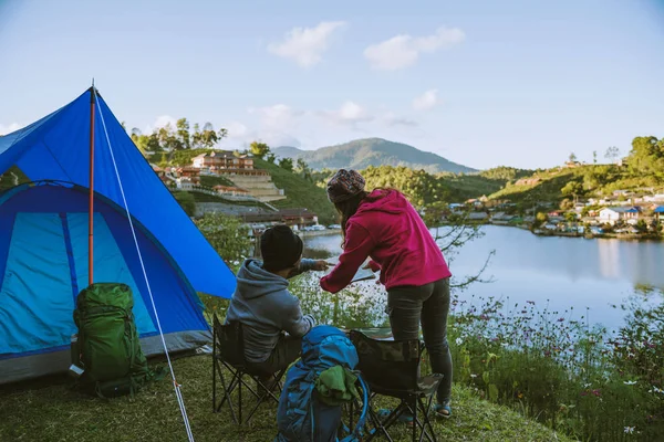 Aziatisch koppel Kamp op de berg in het hogere dorp in de buurt van het meer, Camping Travel Concept, Travel Relax concept Kaart. — Stockfoto