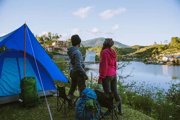 Aziatisch koppel Kamp op de berg in het hogere dorp in de buurt van het meer, Camping Travel Concept, Travel Relax concept Kaart. — Stockfoto