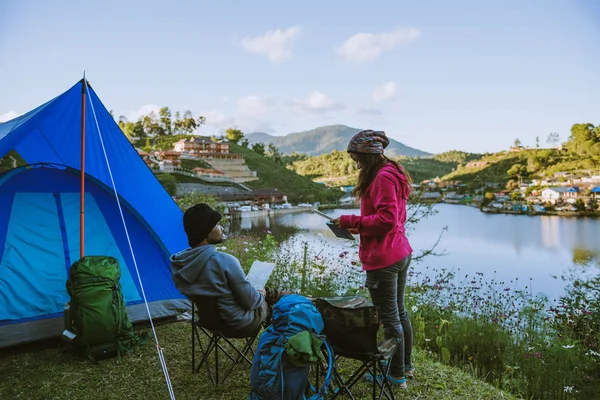 Aziatisch koppel Kamp op de berg in het hogere dorp in de buurt van het meer, Camping Travel Concept, Travel Relax concept Kaart. — Stockfoto