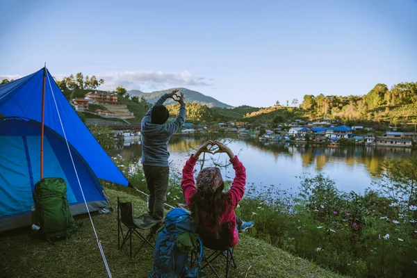 Coppia asiatica Campi di montagna nei villaggi rurali, vicino al lago, idee viaggio, campeggio, vacanza rilassante.in Thailandia — Foto Stock