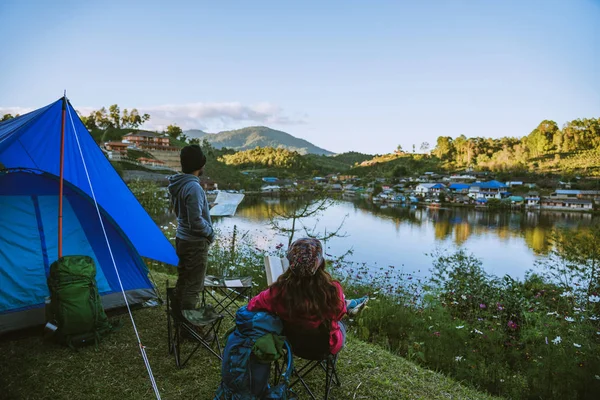 Aziatisch koppel Bergkampen in landelijke dorpen, dicht bij het meer, reistips, camping, ontspannende vakanties.in Thailand — Stockfoto